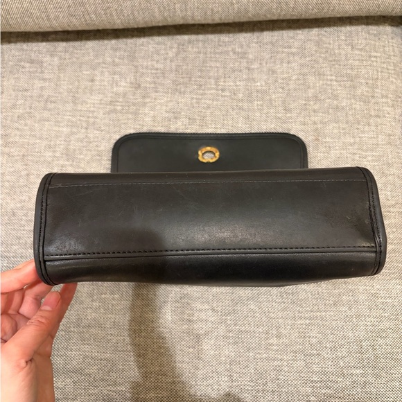 Vintage COACH Court Turn lock Crossbody Bag - Model 9870 in Black - Picture 8 of 11